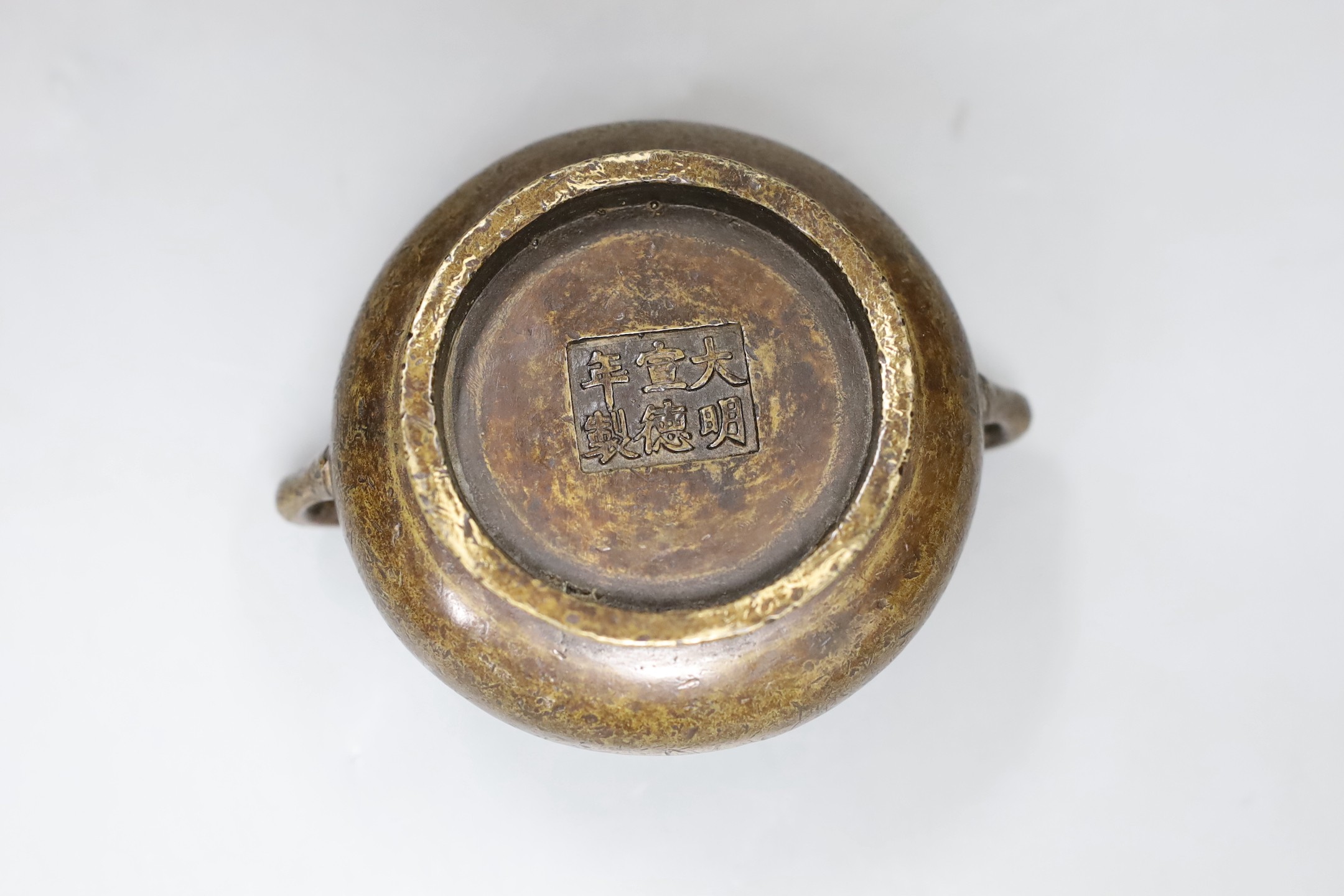 A Chinese bronze censer, 6cms high